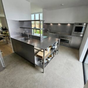 meja island dapur dengan sink